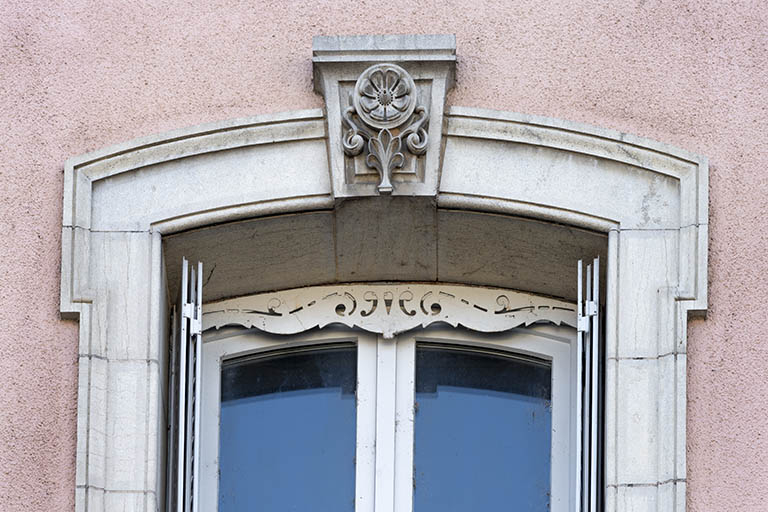 Détail d'une clé de voûte, façade antérieure. © Jérôme Mongreville / Région Bourgogne-Franche-Comté, Inventaire du patrimoine - 2018 Détail d'une clé de voûte, façade antérieure. © Jérôme Mongreville / Région Bourgogne-Franche-Comté, Inventaire du patrimoine - 2018