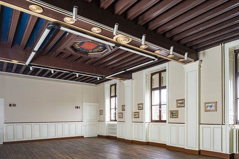Salle de la justice de paix, vue vers le sud. © Jérôme Mongreville / Région Bourgogne-Franche-Comté, Inventaire du patrimoine - 2018 Salle de la justice de paix, vue vers le sud. © Jérôme Mongreville / Région Bourgogne-Franche-Comté, Inventaire du patrimoine - 2018