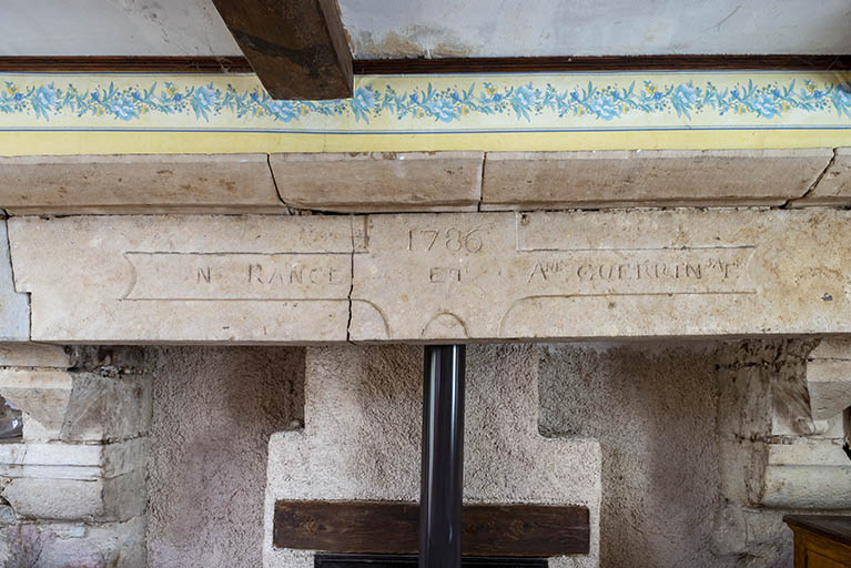 Inscriptions portées sur le manteau de la cheminée. © Jérôme Mongreville / Région Bourgogne-Franche-Comté, Inventaire du patrimoine - 2018 Inscriptions portées sur le manteau de la cheminée. © Jérôme Mongreville / Région Bourgogne-Franche-Comté, Inventaire du patrimoine - 2018