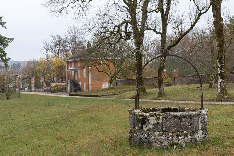 Vue d'ensemble depuis l'ouest. © Jérôme Mongreville / Région Bourgogne-Franche-Comté, Inventaire du patrimoine - 2018 Vue d'ensemble depuis l'ouest. © Jérôme Mongreville / Région Bourgogne-Franche-Comté, Inventaire du patrimoine - 2018