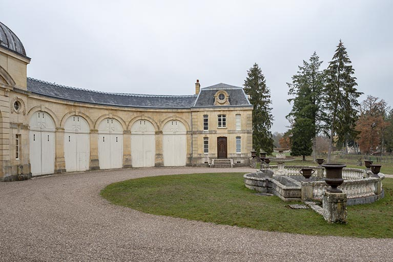 Élévation de l’aile droite et du pavillon de droite sur la cour. © Jérôme Mongreville / Région Bourgogne-Franche-Comté, Inventaire du patrimoine - 2018 Élévation de l’aile droite et du pavillon de droite sur la cour. © Jérôme Mongreville / Région Bourgogne-Franche-Comté, Inventaire du patrimoine - 2018