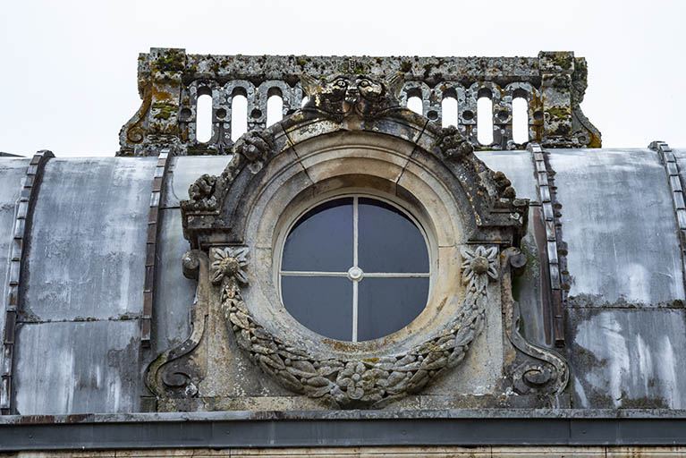 Lucarne percée d'un oculus et ornée de deux volutes, d'une guirlande et d'un félin. © Jérôme Mongreville / Région Bourgogne-Franche-Comté, Inventaire du patrimoine - 2018 Lucarne percée d'un oculus et ornée de deux volutes, d'une guirlande et d'un félin. © Jérôme Mongreville / Région Bourgogne-Franche-Comté, Inventaire du patrimoine - 2018