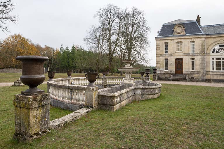 Fontaine et abreuvoir dans la cour de l'écurie, vue depuis le nord. © Jérôme Mongreville / Région Bourgogne-Franche-Comté, Inventaire du patrimoine - 2018 Fontaine et abreuvoir dans la cour de l'écurie, vue depuis le nord. © Jérôme Mongreville / Région Bourgogne-Franche-Comté, Inventaire du patrimoine - 2018