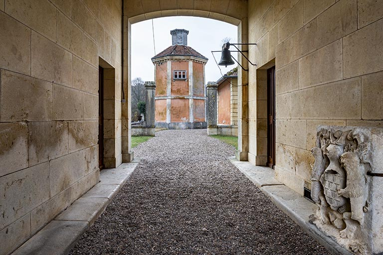 Passage de la cour de l'écurie vers le pigeonnier. © Jérôme Mongreville / Région Bourgogne-Franche-Comté, Inventaire du patrimoine - 2018 Passage de la cour de l'écurie vers le pigeonnier. © Jérôme Mongreville / Région Bourgogne-Franche-Comté, Inventaire du patrimoine - 2018
