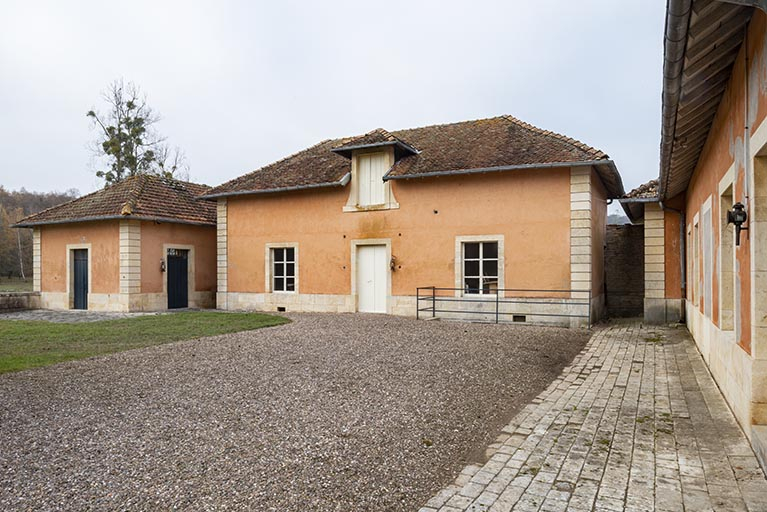 Bâtiments des dépendances du côté nord de la cour. © Jérôme Mongreville / Région Bourgogne-Franche-Comté, Inventaire du patrimoine - 2018 Bâtiments des dépendances du côté nord de la cour. © Jérôme Mongreville / Région Bourgogne-Franche-Comté, Inventaire du patrimoine - 2018
