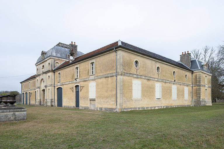 Façade ouest et façade sud de l'écurie. © Jérôme Mongreville / Région Bourgogne-Franche-Comté, Inventaire du patrimoine - 2018 Façade ouest et façade sud de l'écurie. © Jérôme Mongreville / Région Bourgogne-Franche-Comté, Inventaire du patrimoine - 2018