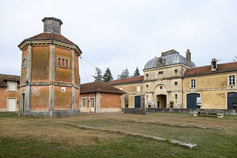Pigeonnier, vue depuis le sud-ouest. © Jérôme Mongreville / Région Bourgogne-Franche-Comté, Inventaire du patrimoine - 2018 Pigeonnier, vue depuis le sud-ouest. © Jérôme Mongreville / Région Bourgogne-Franche-Comté, Inventaire du patrimoine - 2018