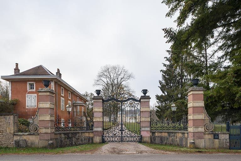clôture © Jérôme Mongreville / Région Bourgogne-Franche-Comté, Inventaire du patrimoine - 2018 clôture © Jérôme Mongreville / Région Bourgogne-Franche-Comté, Inventaire du patrimoine - 2018