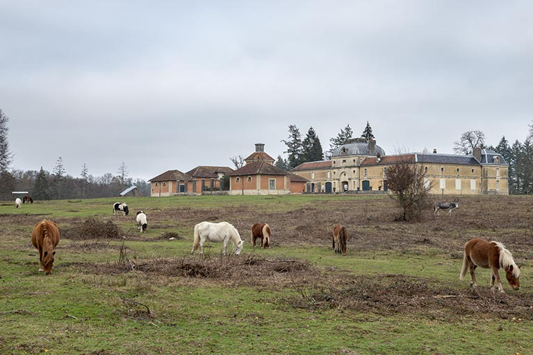 Vue d'ensemble depuis le parc, vers le nord-est. © Jérôme Mongreville / Région Bourgogne-Franche-Comté, Inventaire du patrimoine - 2018 Vue d'ensemble depuis le parc, vers le nord-est. © Jérôme Mongreville / Région Bourgogne-Franche-Comté, Inventaire du patrimoine - 2018