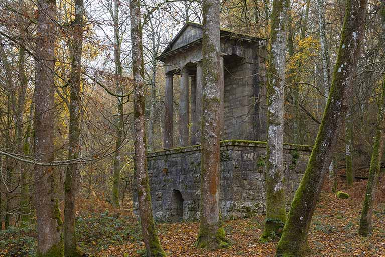 Vue d'ensemble, dans le parc du château. © Jérôme Mongreville / Région Bourgogne-Franche-Comté, Inventaire du patrimoine - 2018 Vue d'ensemble, dans le parc du château. © Jérôme Mongreville / Région Bourgogne-Franche-Comté, Inventaire du patrimoine - 2018
