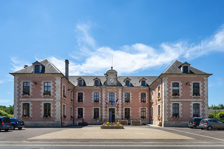 Façade nord-est, vue d'ensemble de face. © Jérôme Mongreville / Région Bourgogne-Franche-Comté, Inventaire du patrimoine - 2018 Façade nord-est, vue d'ensemble de face. © Jérôme Mongreville / Région Bourgogne-Franche-Comté, Inventaire du patrimoine - 2018