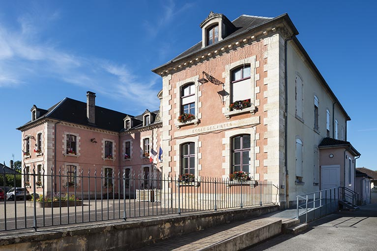 Façade nord-est, vue d'ensemble de trois-quarts gauche. © Jérôme Mongreville / Région Bourgogne-Franche-Comté, Inventaire du patrimoine - 2018 Façade nord-est, vue d'ensemble de trois-quarts gauche. © Jérôme Mongreville / Région Bourgogne-Franche-Comté, Inventaire du patrimoine - 2018