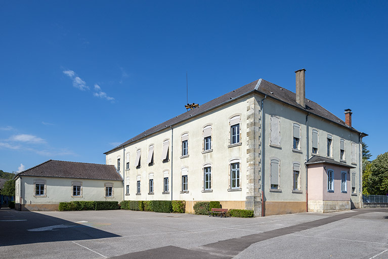 Élévation depuis le sud, du côté de la cour de récréation. © Jérôme Mongreville / Région Bourgogne-Franche-Comté, Inventaire du patrimoine - 2018 Élévation depuis le sud, du côté de la cour de récréation. © Jérôme Mongreville / Région Bourgogne-Franche-Comté, Inventaire du patrimoine - 2018