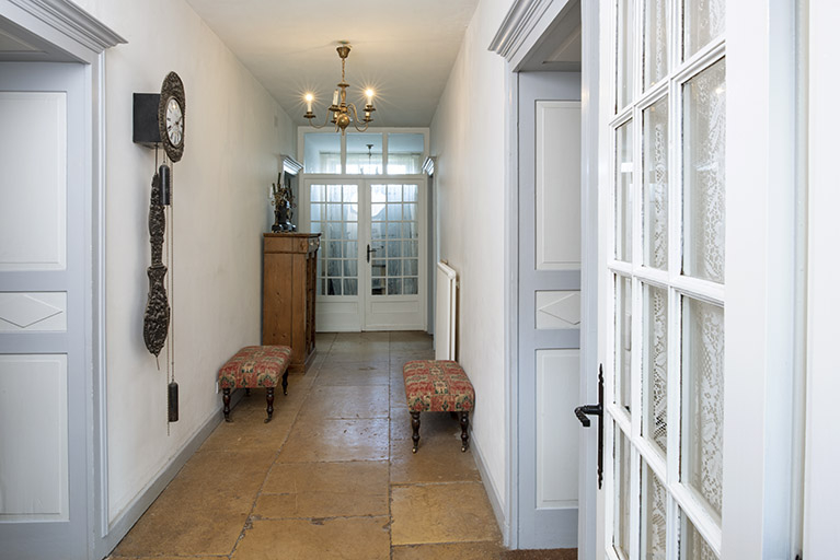 Vue de la distribution intérieure au rez-de-chaussée.  © Sonia Dourlot / Région Bourgogne-Franche-Comté, Inventaire du patrimoine - 2018 Vue de la distribution intérieure au rez-de-chaussée.  © Sonia Dourlot / Région Bourgogne-Franche-Comté, Inventaire du patrimoine - 2018