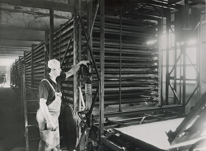 Atelier des pains d'épices (retour des plaques de cuisson ?), s.d. [vers 1960]. © Raphaël Favereaux / Région Bourgogne-Franche-Comté, Inventaire du patrimoine - 2019