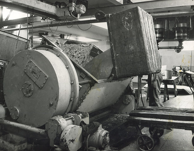 Atelier des pains d'épices. Versement de la pâte (?), s.d. [vers 1960]. © Raphaël Favereaux / Région Bourgogne-Franche-Comté, Inventaire du patrimoine - 2019