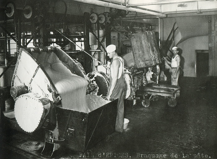 Atelier des pains d'épices. Braquage de la pâte, s.d. [vers 1960]. © Raphaël Favereaux / Région Bourgogne-Franche-Comté, Inventaire du patrimoine - 2019
