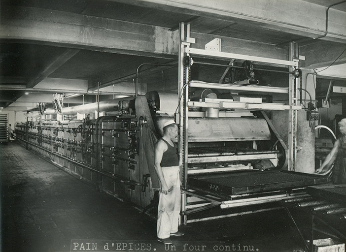 Atelier des pains d'épices. Four continu, s.d. [vers 1960]. © Raphaël Favereaux / Région Bourgogne-Franche-Comté, Inventaire du patrimoine - 2019
