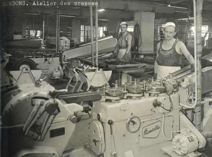 Atelier de fabrication des bonbons. Presses, s.d. [vers 1960]. © Raphaël Favereaux / Région Bourgogne-Franche-Comté, Inventaire du patrimoine - 2019