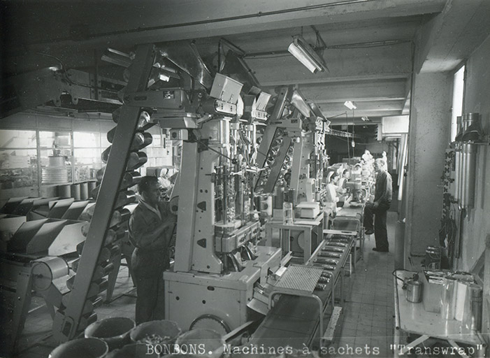 Atelier des bonbons, machines à sachets, s.d. [vers 1960]. © Raphaël Favereaux / Région Bourgogne-Franche-Comté, Inventaire du patrimoine - 2019