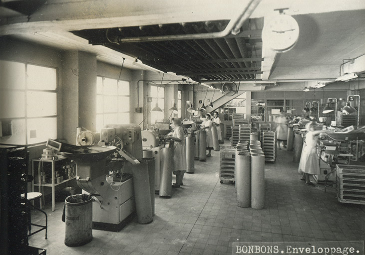 Atelier de fabrication des bonbons. Enveloppage, s.d. [vers 1960]. © Raphaël Favereaux / Région Bourgogne-Franche-Comté, Inventaire du patrimoine - 2019