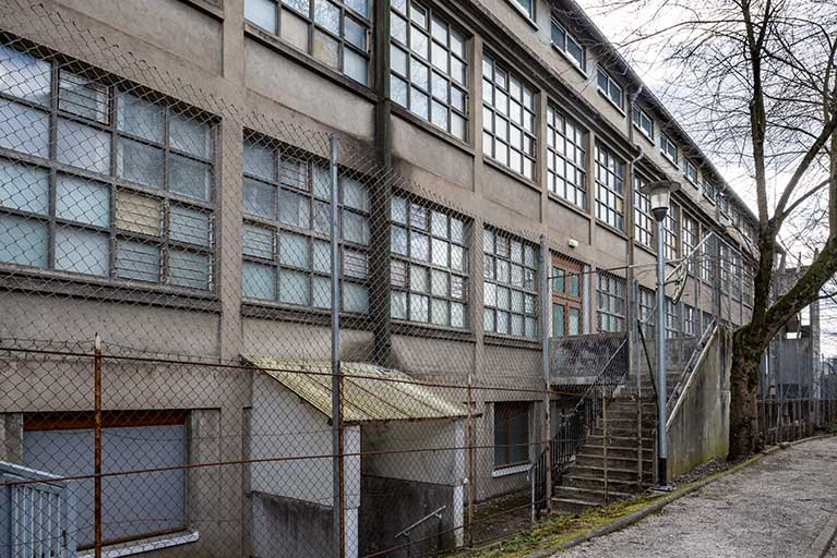 Façade ouest de l'entrepôt industriel, vue de trois quart. © Jérôme Mongreville / Région Bourgogne-Franche-Comté, Inventaire du patrimoine - 2019 Façade ouest de l'entrepôt industriel, vue de trois quart. © Jérôme Mongreville / Région Bourgogne-Franche-Comté, Inventaire du patrimoine - 2019
