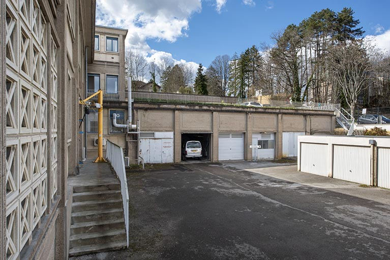 Cour, avec le corps oriental à gauche et les garages au fond. © Sonia Dourlot / Région Bourgogne-Franche-Comté, Inventaire du patrimoine - 2019