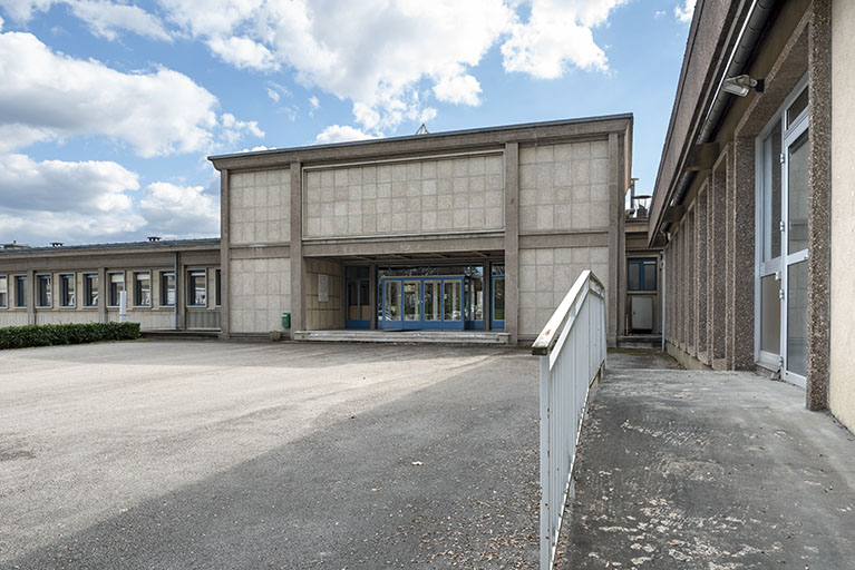 Façade antérieure : corps central, de trois quarts droite. Ancien laboratoire de métrologie à droite. © Sonia Dourlot / Région Bourgogne-Franche-Comté, Inventaire du patrimoine - 2019