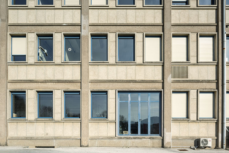 Façade postérieure, corps oriental : travées. © Sonia Dourlot / Région Bourgogne-Franche-Comté, Inventaire du patrimoine - 2019