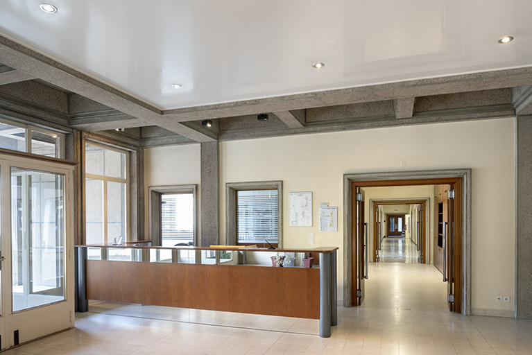 Rez-de-chaussée, corps central : hall d'entrée et couloir du corps oriental. © Sonia Dourlot / Région Bourgogne-Franche-Comté, Inventaire du patrimoine - 2019