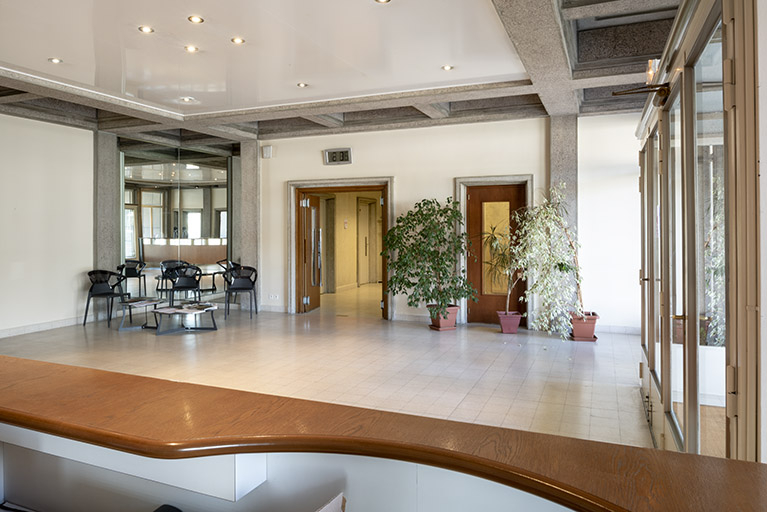 Rez-de-chaussée, corps central : hall d'entrée et accès au corps occidental. © Sonia Dourlot / Région Bourgogne-Franche-Comté, Inventaire du patrimoine - 2019