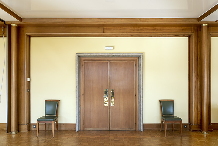 Rez-de-chaussée, corps central : porte de la salle André Donat, vue de l'intérieur. © Sonia Dourlot / Région Bourgogne-Franche-Comté, Inventaire du patrimoine - 2019