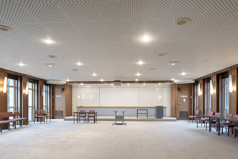 Rez-de-chaussée, corps occidental : salle de conférences. © Sonia Dourlot / Région Bourgogne-Franche-Comté, Inventaire du patrimoine - 2019