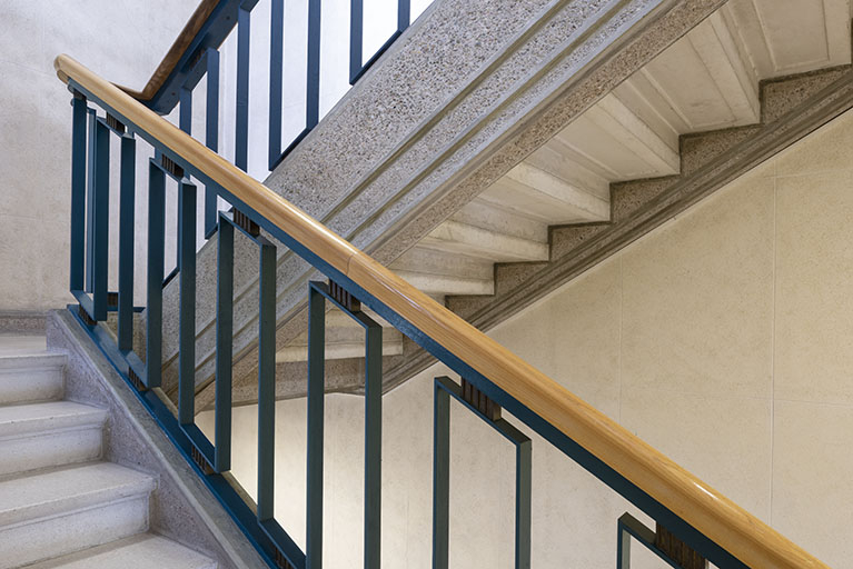 Rez-de-chaussée, corps central : rampe de l'escalier. © Sonia Dourlot / Région Bourgogne-Franche-Comté, Inventaire du patrimoine - 2019