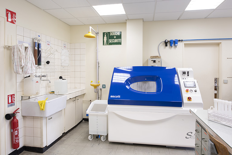 1er étage de soubassement, laboratoire de chimie : machine à brouillard salin et paillasse. © Sonia Dourlot / Région Bourgogne-Franche-Comté, Inventaire du patrimoine - 2019