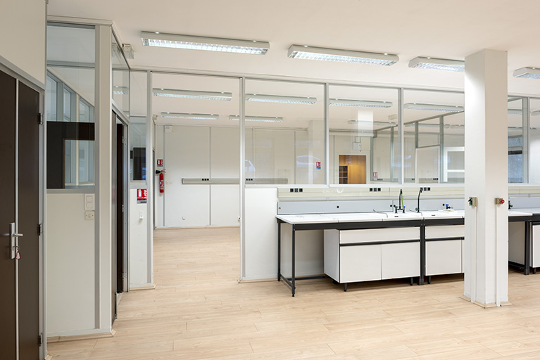 Ancien laboratoire de métrologie, rez-de-chaussée : salle avec paillasse. © Sonia Dourlot / Région Bourgogne-Franche-Comté, Inventaire du patrimoine - 2019