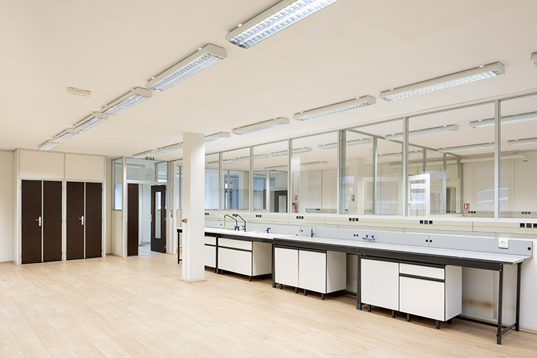 Ancien laboratoire de métrologie, rez-de-chaussée : salle avec paillasse. © Sonia Dourlot / Région Bourgogne-Franche-Comté, Inventaire du patrimoine - 2019