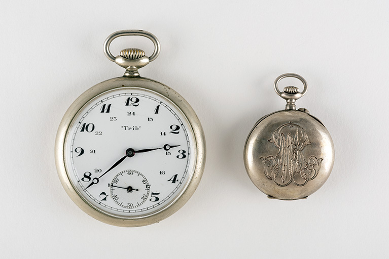 Montres de poche en argent, début 20e siècle. (Fonds Horloger de Battant et collection musée du Temps, Besançon). © Sonia Dourlot / Région Bourgogne-Franche-Comté, Inventaire du patrimoine - 2019 Montres de poche en argent, début 20e siècle. (Fonds Horloger de Battant et collection musée du Temps, Besançon). © Sonia Dourlot / Région Bourgogne-Franche-Comté, Inventaire du patrimoine - 2019