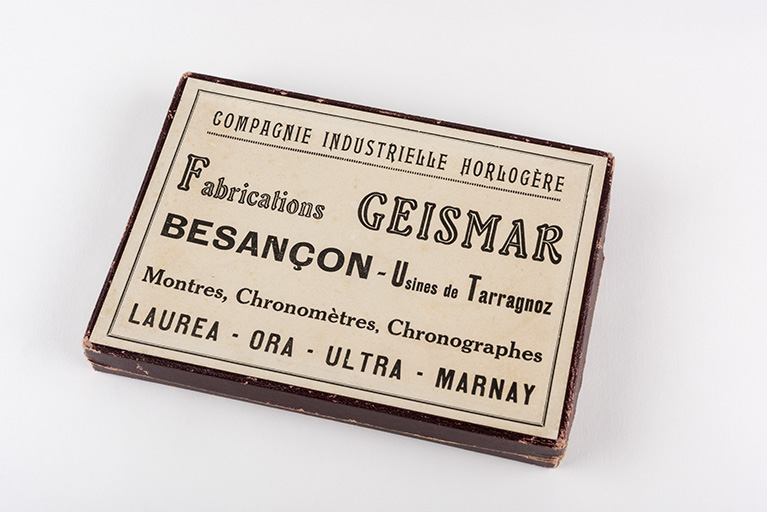 Boîte pour montre, 1ère moitié 20e siècle. (Collection musée du Temps, Besançon). © Sonia Dourlot / Région Bourgogne-Franche-Comté, Inventaire du patrimoine - 2019 Boîte pour montre, 1ère moitié 20e siècle. (Collection musée du Temps, Besançon). © Sonia Dourlot / Région Bourgogne-Franche-Comté, Inventaire du patrimoine - 2019