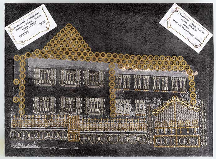 Tableau réalisé par l'horloger Michel Orion, de Saint-Léger-lès-Domart (Somme), avec des ébauches d'ancres, de roues d'ancre et de balanciers, montrant la façade orientale de la maison et de l'usine, 20e siècle. (Collection du musée de l'Horlogerie,… © Sonia Dourlot / Région Bourgogne-Franche-Comté, Inventaire du patrimoine - 2019