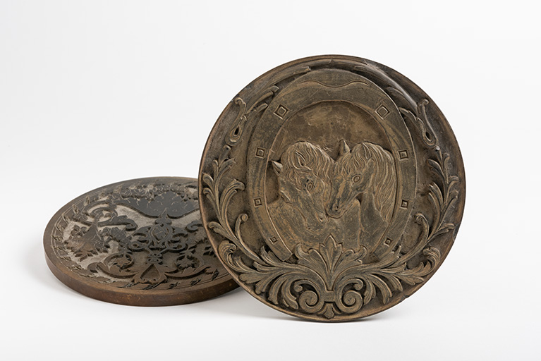 "Patronnes" pour machine à guillocher. (Collection musée de l'Horlogerie, Morteau). © Sonia Dourlot / Région Bourgogne-Franche-Comté, Inventaire du patrimoine - 2019