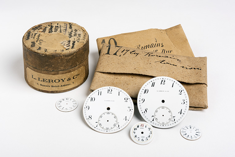 Cadrans et boîte de fourniture Leroy, début 20e siècle. (Collection J.M. Loiseau). © Sonia Dourlot / Région Bourgogne-Franche-Comté, Inventaire du patrimoine - 2019 Cadrans et boîte de fourniture Leroy, début 20e siècle. (Collection J.M. Loiseau). © Sonia Dourlot / Région Bourgogne-Franche-Comté, Inventaire du patrimoine - 2019