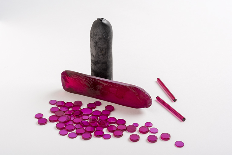 Boules (ou poires) de rubis synthétiques, baguettes et rondelles réalisées à l'usine Rubis-Précis, à Charquemont. © Sonia Dourlot / Région Bourgogne-Franche-Comté, Inventaire du patrimoine - 2019