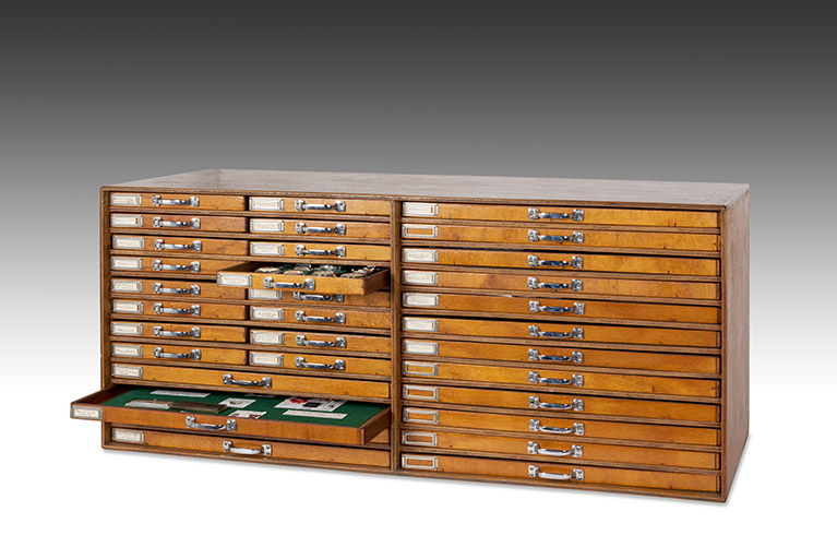 Meuble à tiroirs à usage de "musée", renfermant des prototypes de mouvements et de modules à quartz étudiés par le Cetehor. © Sonia Dourlot / Région Bourgogne-Franche-Comté, Inventaire du patrimoine - 2019