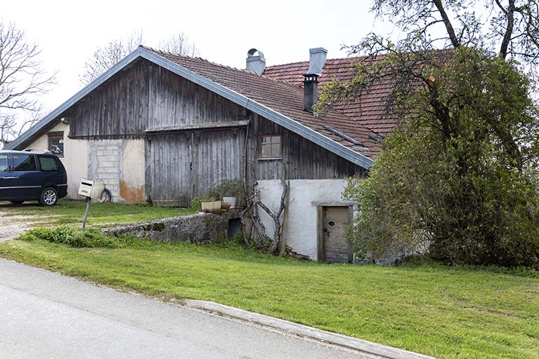 Façade nord (côté rue), de trois quarts droite.  © Sonia Dourlot / Région Bourgogne-Franche-Comté, Inventaire du patrimoine - 2019