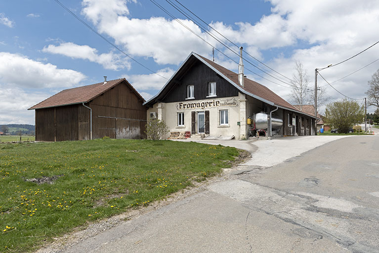 Vue d'ensemble, depuis le sud-est (avec la pièce d'affinage récente à gauche). © Sonia Dourlot / Région Bourgogne-Franche-Comté, Inventaire du patrimoine - 2019 Vue d'ensemble, depuis le sud-est (avec la pièce d'affinage récente à gauche). © Sonia Dourlot / Région Bourgogne-Franche-Comté, Inventaire du patrimoine - 2019