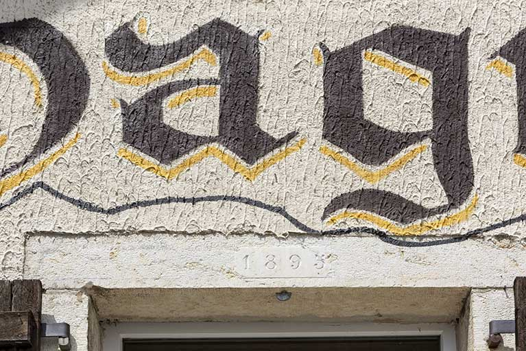 Façade antérieure : linteau daté 1895. © Sonia Dourlot / Région Bourgogne-Franche-Comté, Inventaire du patrimoine - 2019 Façade antérieure : linteau daté 1895. © Sonia Dourlot / Région Bourgogne-Franche-Comté, Inventaire du patrimoine - 2019