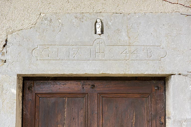 Façade ouest : linteau daté 1744. © Sonia Dourlot / Région Bourgogne-Franche-Comté, Inventaire du patrimoine - 2019