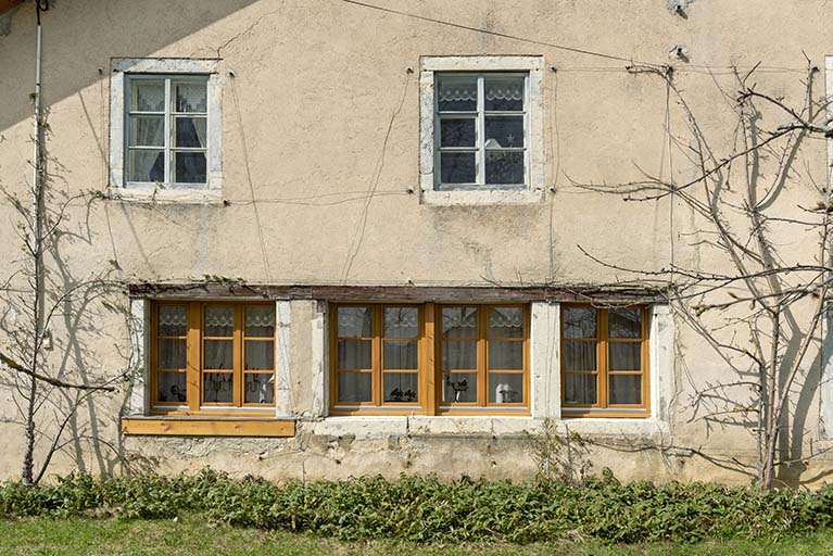 Façade sud : fenêtre multiple de l'atelier. © Sonia Dourlot / Région Bourgogne-Franche-Comté, Inventaire du patrimoine - 2019