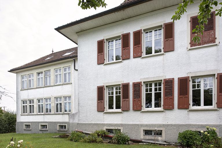 Maison (façade latérale gauche) et usine (façade postérieure), de trois quarts droite. © Sonia Dourlot / Région Bourgogne-Franche-Comté, Inventaire du patrimoine - 2019